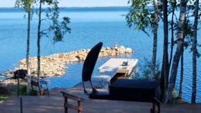 Mukava pieni 2-4h mökki min 2 vrk Saimaan rannalla, poreallas, puusauna, Wi-Fi, Smart TV, parivuode ja vuodesohva
